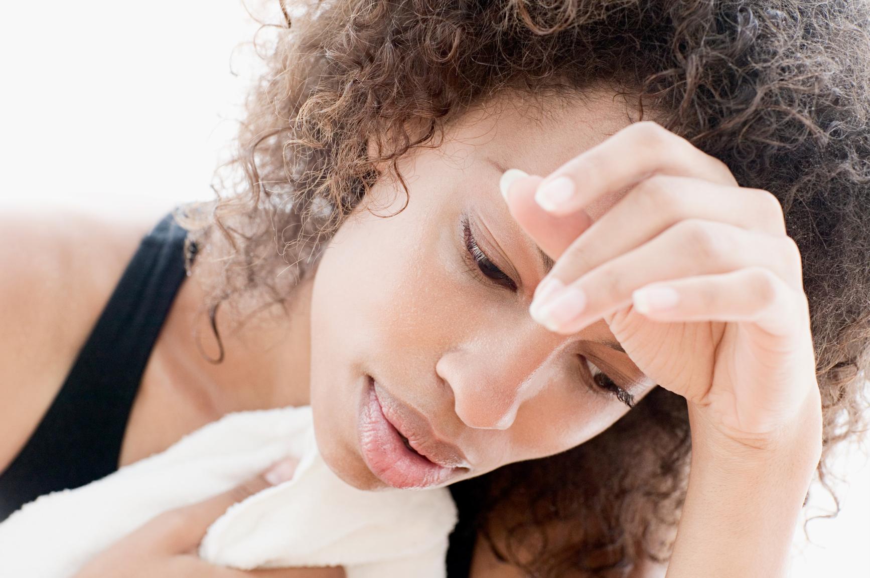 Почему во сне потеет голова: как перестать просыпаться на мокрой подушке